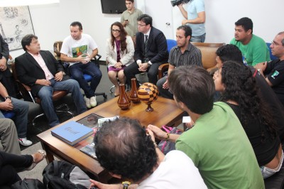 25-7-13_JG RICARDO MARCELO ATENDE ESTUDANTES (31)