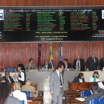 Deputados rejeitam projeto que dispensava registro em cartório de contratos de veículos