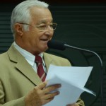 Deputados debatem segurança pública, LOA e prestam homenagens