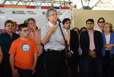 08.09.15_adriano participa entrega de escola em campina grande © roberto guedes (231)