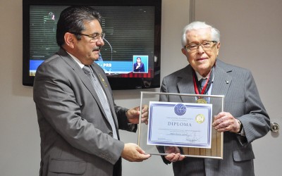 27.10.15 - Ex-governador Milton Cabral recebe medalha na alpb - ©nyllpereira (19) cópia