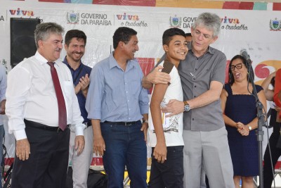 20.02.18 entrega de escolas (76)