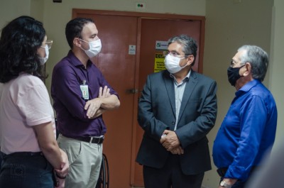 Presidente Adriano Galdino durante visita ao hospital Napoleão Laureabo
