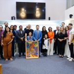 ALPB concede medalha Augusto dos Anjos a menino pintor autista que vai expor no Louvre