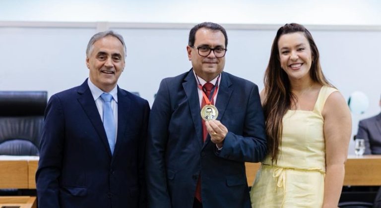 ALPB concede Medalha de Mérito Jurídico Tarcísio de Miranda Burity ao advogado Adelmar Azevedo Régis