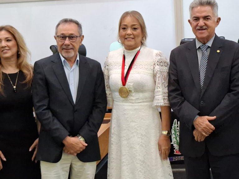 ALPB concede medalha Epitácio Pessoa à médica Roseane Marchado