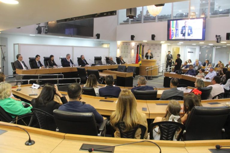 ALPB homenageia personalidades da medicina e do direito com medalhas e cidadania paraibana