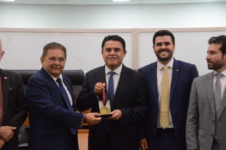ALPB concede Medalha Epitácio Pessoa ao deputado Wilson Santiago