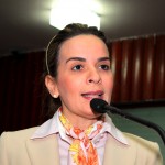 Daniella Ribeiro tira licença para acompanhar a cirurgia da mãe