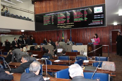 Assembleia mantêm três vetos do Governo a projetos de deputados