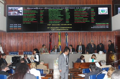 Deputados rejeitam projeto que dispensava registro em cartório de contratos de veículos