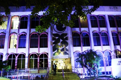 Assembleia colore prédio de azul para alerta sobre o diabetes