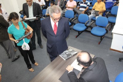 ALPB recebe lançamento de livro de jornalista pernambucano sobre a seca