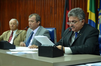 Deputados debatem segurança pública, LOA e prestam homenagens