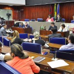 CCJ aprova manutenção dos salários, PEC do voto aberto e mais 9 matérias