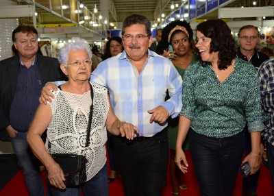 Presidente Adriano Galdino participa da abertura do Salão de Artesanato em Campina