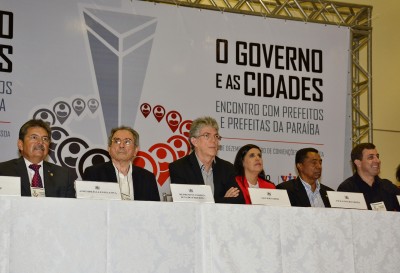 Deputados prestigiam encontro de prefeitos eleitos com o governador