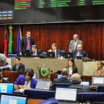 Deputados aprovam entrega de medalha aos ex-presidentes Lula e Dilma