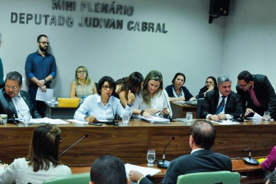 Comissão de Constituição aprova projeto que amplia licença maternidade em nascimentos prematuros