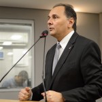 Manoel Ludgério é internado após problema cardíaco e passa bem