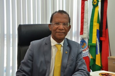 Lei de Adriano concede título de cidadão paraibano ao desembargador João Benedito