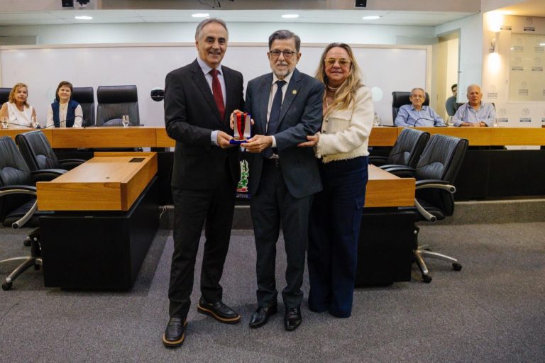 Assembleia concede Medalha Napoleão Laureano ao médico Paulo Germano Cavalcanti Furtado