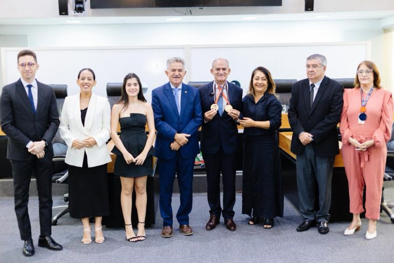 ALPB concede medalhas Epitácio Pessoa e Tarcísio de Miranda Burity ao advogado Antônio Teotônio