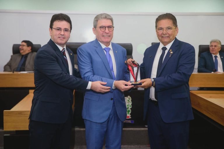 ALPB concede medalha de mérito jurídico ao procurador de justiça José Farias de Souza