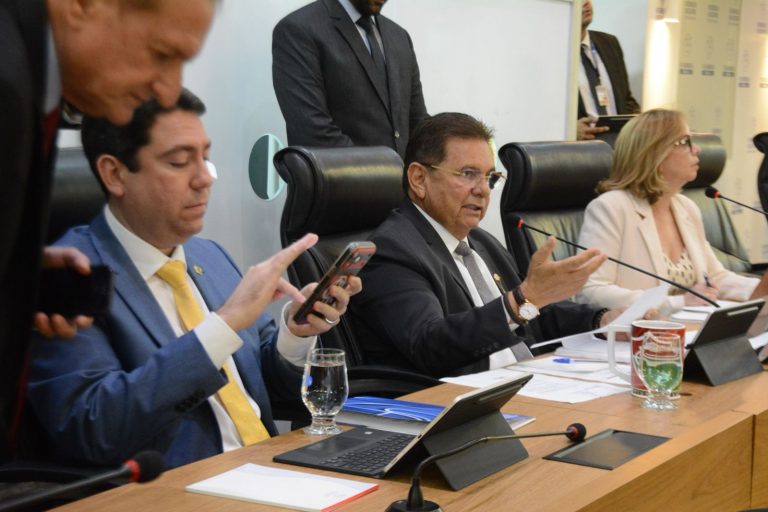 Adriano Galdino apresenta nova programação da TV Assembleia durante sessão da ALPB