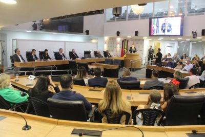 ALPB homenageia personalidades da medicina e do direito com medalhas e cidadania paraibana
