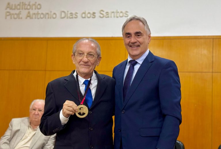 ALPB entrega Medalha Napoleão Laureano ao médico José Mário Espínola
