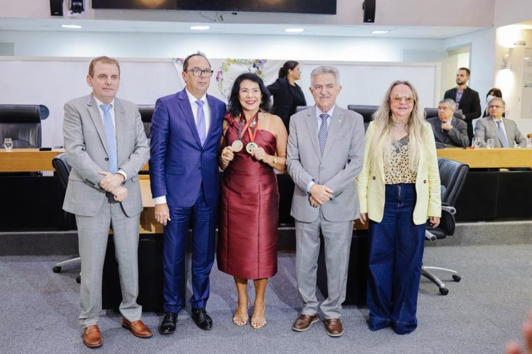 ALPB concede medalhas Epitácio Pessoa e de Mérito Jurídico à defensora pública Madalena Abrantes
