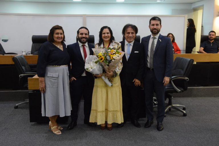 ALPB homenageia professora Hélcia Macedo Diniz com medalha Darcy Ribeiro