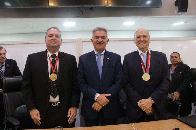 ALPB concede Medalha Epitácio Pessoa aos médicos João Modesto e Tiago Modesto