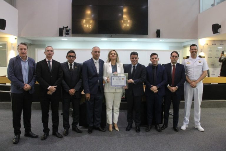 ALPB concede cidadania paraibana à procuradora-Chefe da União na Paraíba, Íris Catarina Dias Teixeira