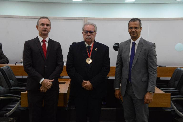 ALPB homenageia advogado Bismarck Martins de Oliveira com medalha de Mérito Jurídico