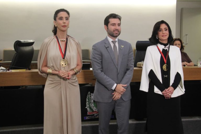 ALPB oncede Medalha de Mérito Jurídico às advogadas Karina Vilar Maia e Ludmila Vilar Maia