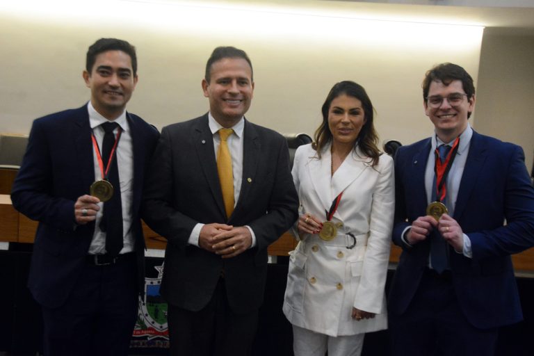 ALPB homenageia médicos com Medalha Epitácio Pessoa
