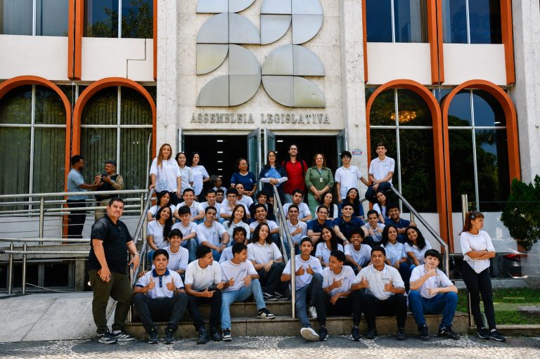 ALPB recebe estudantes em visita técnica do programa Conhecendo o Legislativo