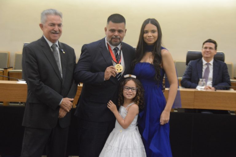 ALPB concede medalha de mérito jurídico ao advogado Daniel Alisson