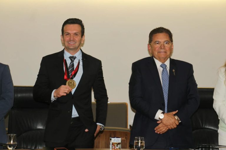 ALPB concede Medalha Epitácio Pessoa ao primeiro paraibano a escalar o Monte Everest